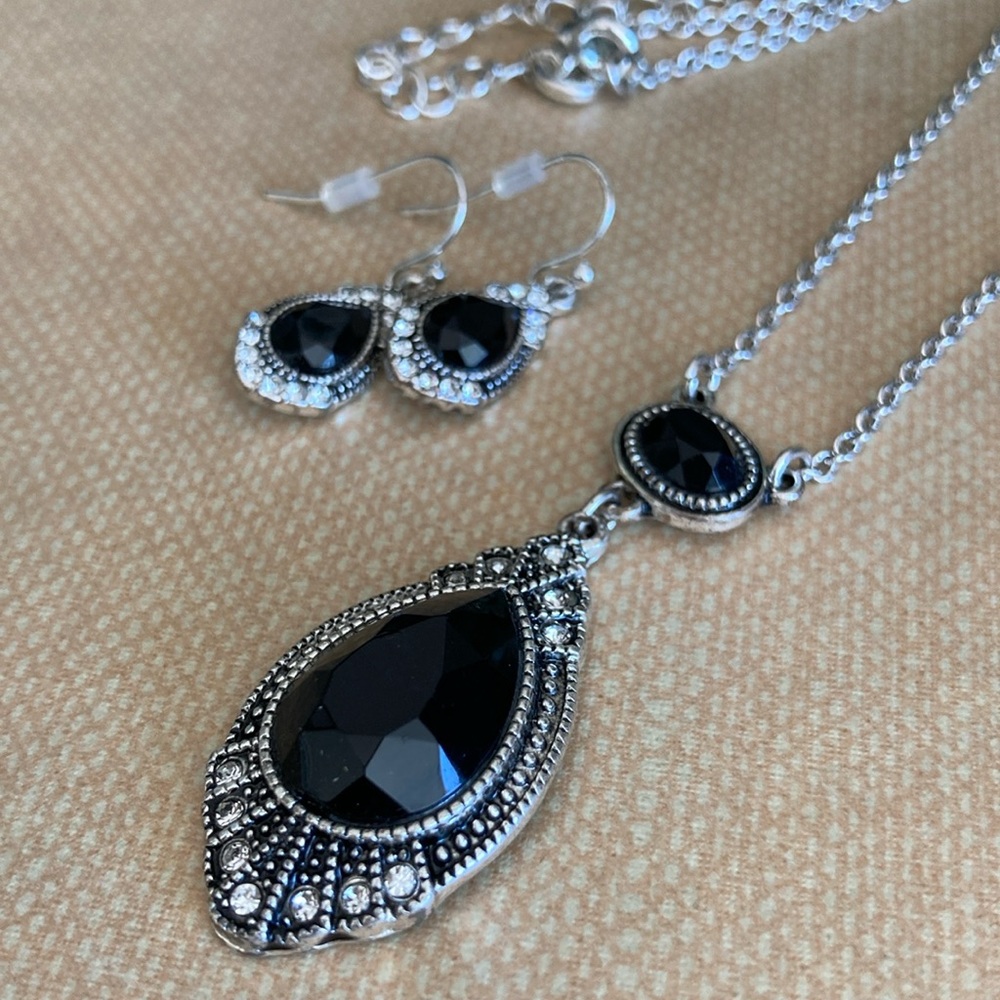Avon 2013 Black Faceted Stone Marcasite Style Pendant Necklace & Earrings Set - Picture 8 of 9